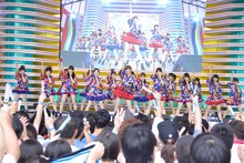 「AKB48グループ 真夏のハロウィンライブ」の様子。