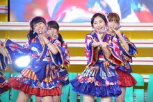 「AKB48グループ 真夏のハロウィンライブ」の様子。