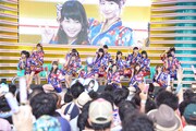 「AKB48グループ 真夏のハロウィンライブ」の様子。