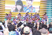 「AKB48グループ 真夏のハロウィンライブ」の様子。