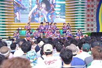 「AKB48グループ 真夏のハロウィンライブ」の様子。