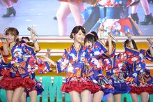 「AKB48グループ 真夏のハロウィンライブ」の様子。