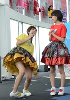 高城れにが負傷した際の状況を説明する玉井詩織（左）と百田夏菜子（右）。