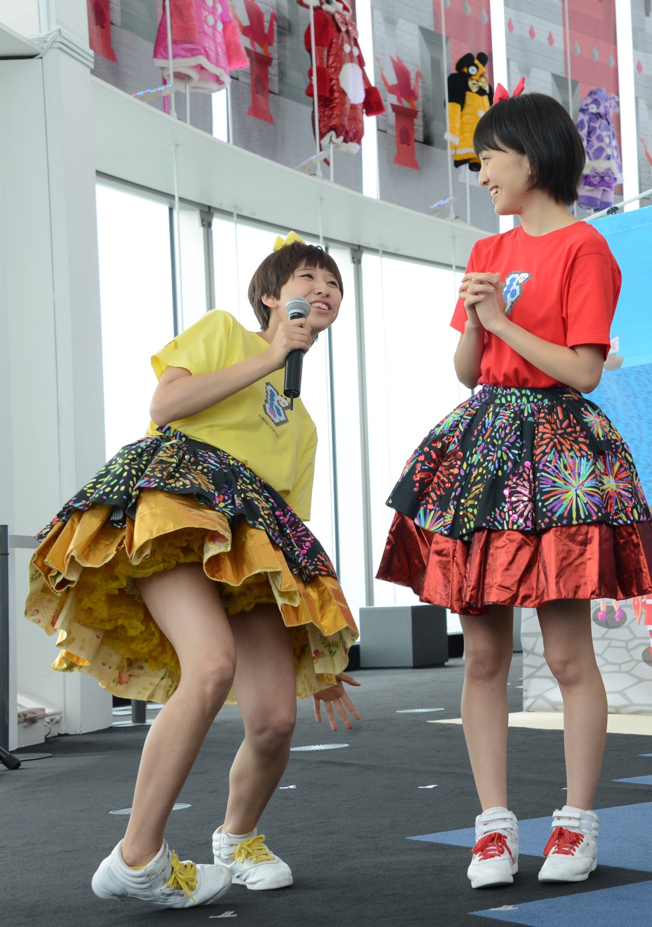 高城れにが負傷した際の状況を説明する玉井詩織（左）と百田夏菜子（右）。