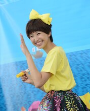 高城れにのサインを代筆する玉井詩織。