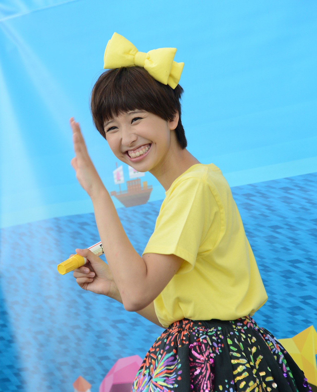 高城れにのサインを代筆する玉井詩織。