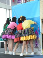 サインを書き入れるメンバー。