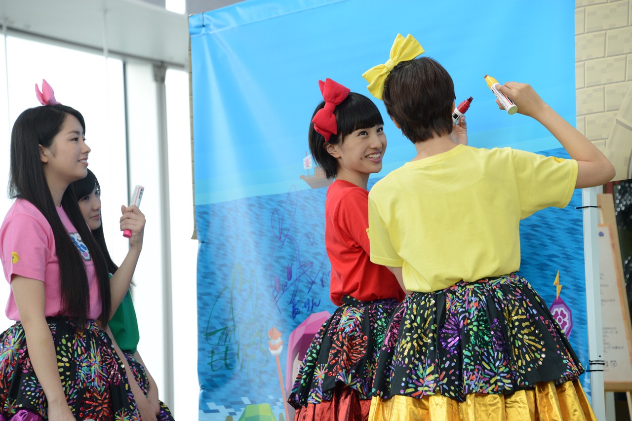 サインを書き入れるメンバー。