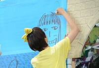 高城れにのサインを代筆する玉井詩織。