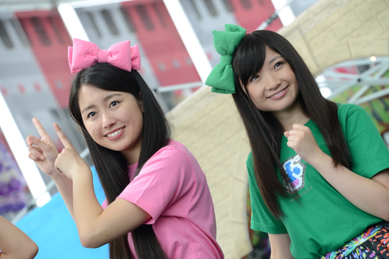 左から佐々木彩夏、有安杏果。