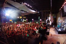 「FLOW WORLD TOUR 2015 極 -kiwami-」ペルー公演の様子。（写真提供：アミューズ）