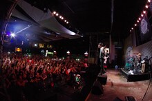 「FLOW WORLD TOUR 2015 極 -kiwami-」ペルー公演の様子。（写真提供：アミューズ）