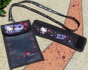 「Zepp x Hello Kittyチケットホルダー」と「Zepp x Hello Kittyバングルポーチ」。(c) 1976, 2015 SANRIO CO., LTD. APPROVAL NO.S561771