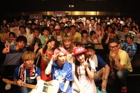 出演者による記念撮影の様子。 （写真提供：スパイラルミュージック）