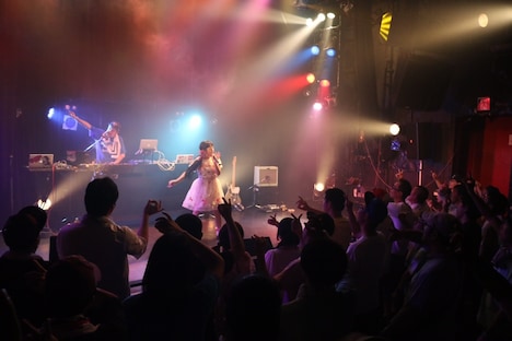 KOTOによるライブの様子。 (写真提供:スパイラルミュージック)