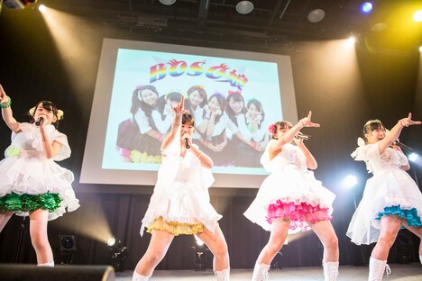 BOSO娘によるライブの様子。 （写真提供：コシダカホールディングス）