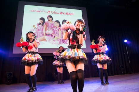 さくらんぼんBomによるライブの様子。（写真提供：コシダカホールディングス）