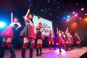 あかぎ団-AKAGIDAN-によるライブの様子。（写真提供：コシダカホールディングス）