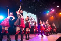 あかぎ団-AKAGIDAN-によるライブの様子。（写真提供：コシダカホールディングス）