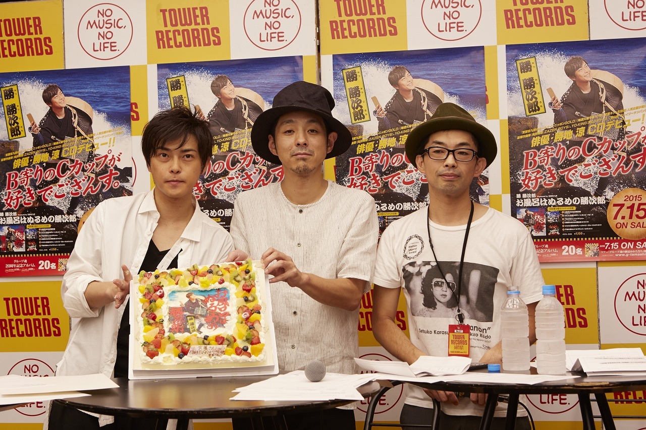 誕生日ケーキを披露する宮藤官九郎（中央）。（撮影：広川智基）