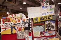 勝地涼直筆のポップ2点（右上）。（撮影：広川智基）