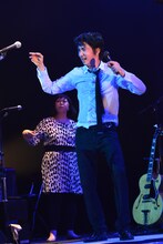 ねちっこいダンスを披露する田島貴男。