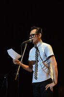 ORIGINAL LOVEの最新インフォメーションを読み上げる木暮晋也。