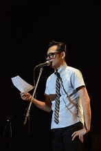 ORIGINAL LOVEの最新インフォメーションを読み上げる木暮晋也。