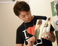 タカシのソロカットのページを開くコーイチ。