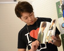 タカシのソロカットのページを開くコーイチ。