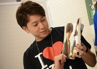 タカシのソロカットを見つめるコーイチ。