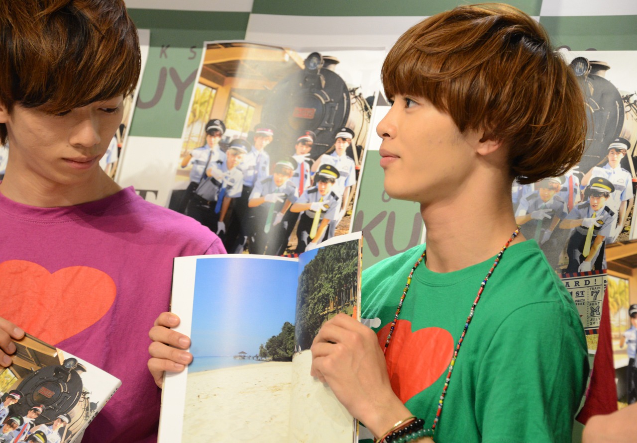 左からリョウガと、写真の説明をするタクヤ。