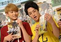 左からユーキと写真の説明をするユースケ。