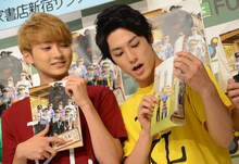 左からユーキと写真の説明をするユースケ。