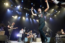 ステージを駆け回る田島貴男。