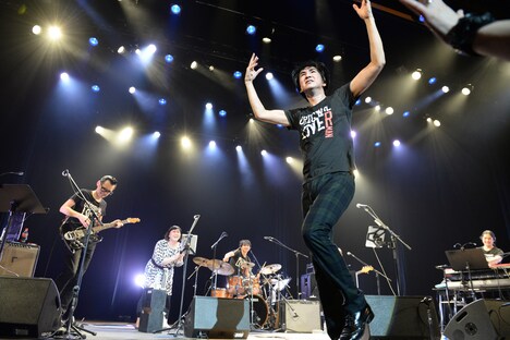 ステージを駆け回る田島貴男。