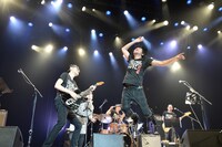 最後の気力を振り絞りジャンプする田島貴男。