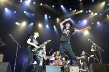 最後の気力を振り絞りジャンプする田島貴男。