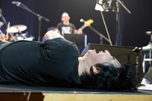 ステージ上に倒れ込む田島貴男。