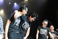 完全燃焼した田島貴男（左から2番目）に肩を貸す同級生の木暮晋也（左端）。