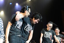 完全燃焼した田島貴男（左から2番目）に肩を貸す同級生の木暮晋也（左端）。