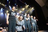 田島貴男のコメントに爆笑する真城めぐみ（左から2番目）。