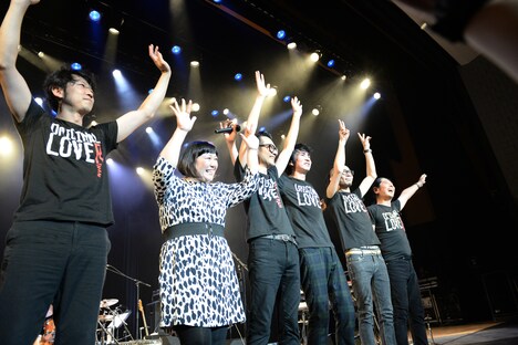 観客の声援に応える田島貴男(右から3番目)とバンドメンバー。