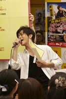 「お風呂はぬるめの勝次郎」を熱唱する勝勝次郎こと勝地涼。（撮影：広川智基）