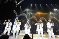 ゴスペラーズ「ゴスペラーズ坂ツアー2014～2015"G20"」沖縄・沖縄コンベンションセンター公演の様子。（撮影：緒車寿一）