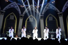 ゴスペラーズ「ゴスペラーズ坂ツアー2014～2015"G20"」沖縄・沖縄コンベンションセンター公演の様子。（撮影：緒車寿一）