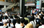 大阪・心斎橋 BIGSTEP前で路上ライブを行う井上苑子。(写真提供:EMI Records)