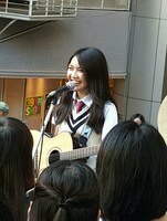 大阪・心斎橋 BIGSTEP前で路上ライブを行う井上苑子。（写真提供：EMI Records）