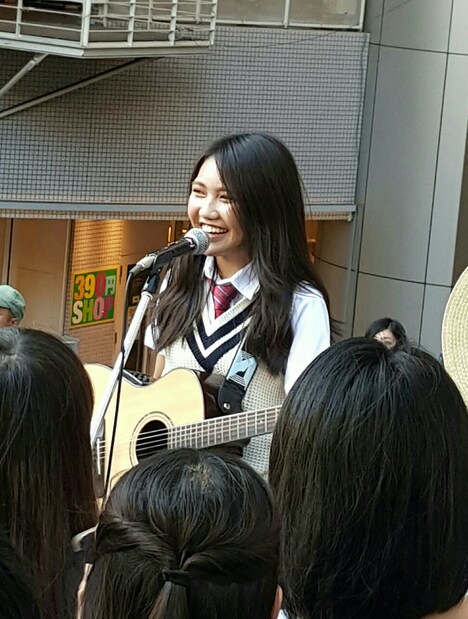 大阪・心斎橋 BIGSTEP前で路上ライブを行う井上苑子。(写真提供:EMI Records)