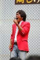 熱唱するしげる。（写真提供：ハッツアンリミテッド）